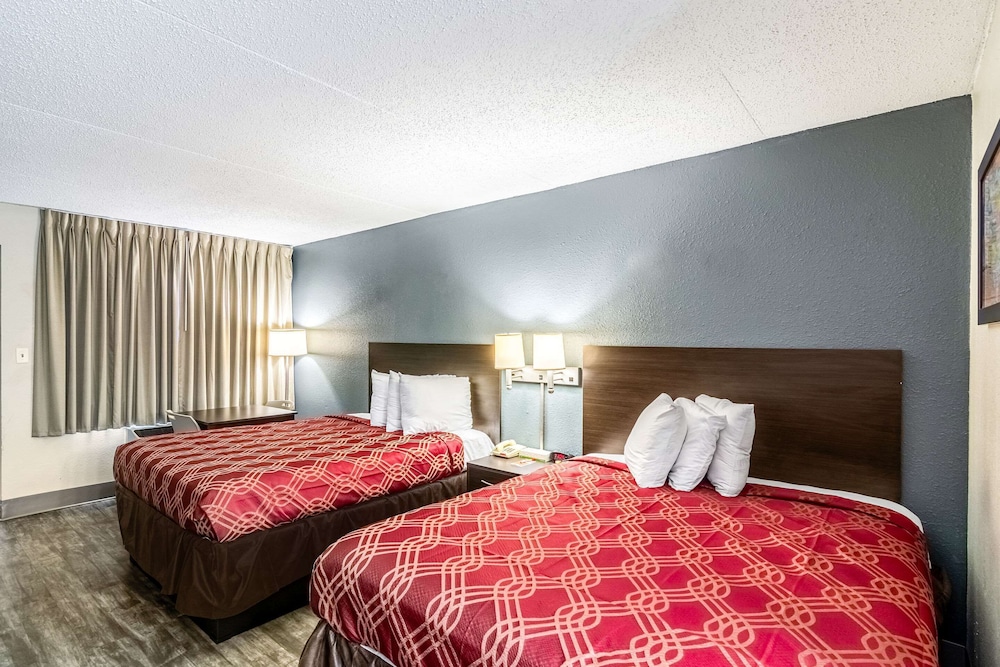 Room, 2 Queen Beds, Smoking photo 2