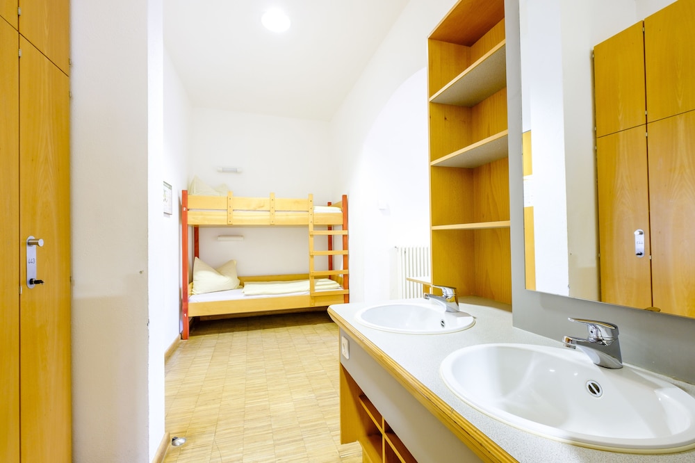 5-bed bedroom, shared bathroom photo 1