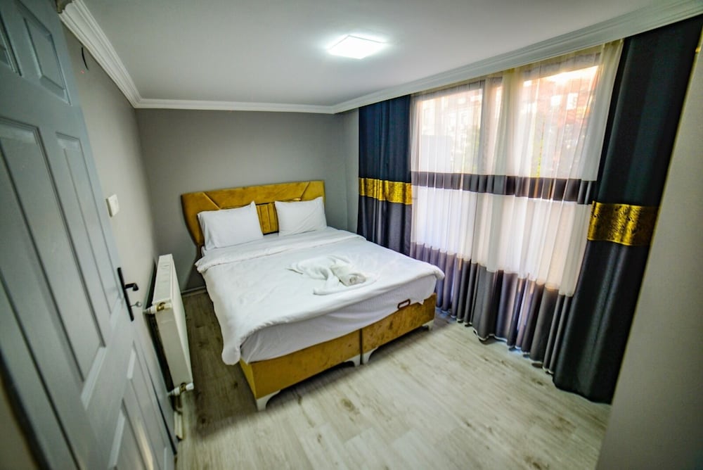 Basic Apartment, 1 King Bed with Sofa bed, Smoking, City View photo 3