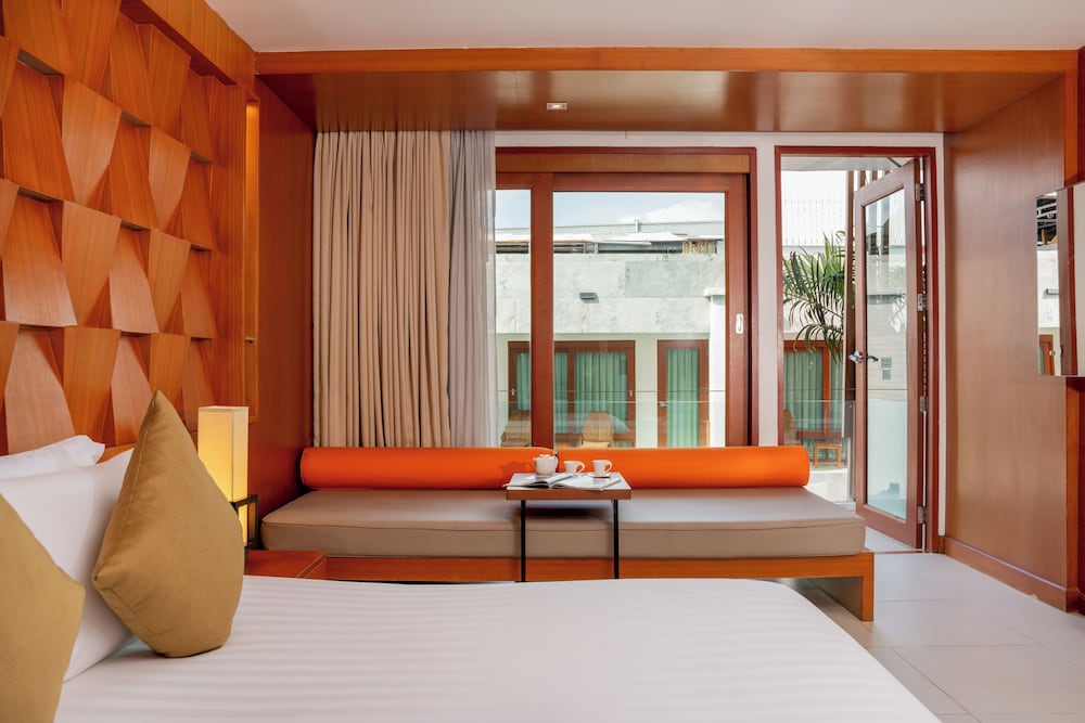 Deluxe Room, Pool View (Free Daily Minibar) - Photo 3