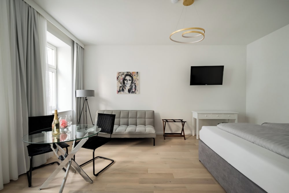 Deluxe Apartment, Courtyard View