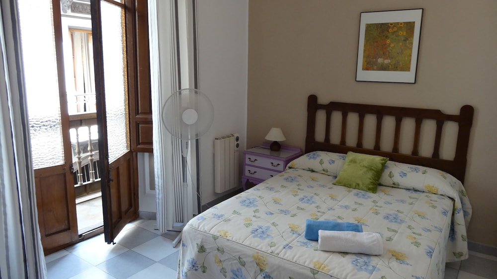 Habitación Doble Básica, 1 cama doble o 2 camas individuales, baño compartido