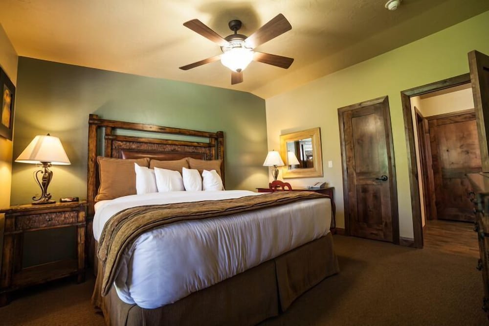 Hillside Classic Suite photo 2