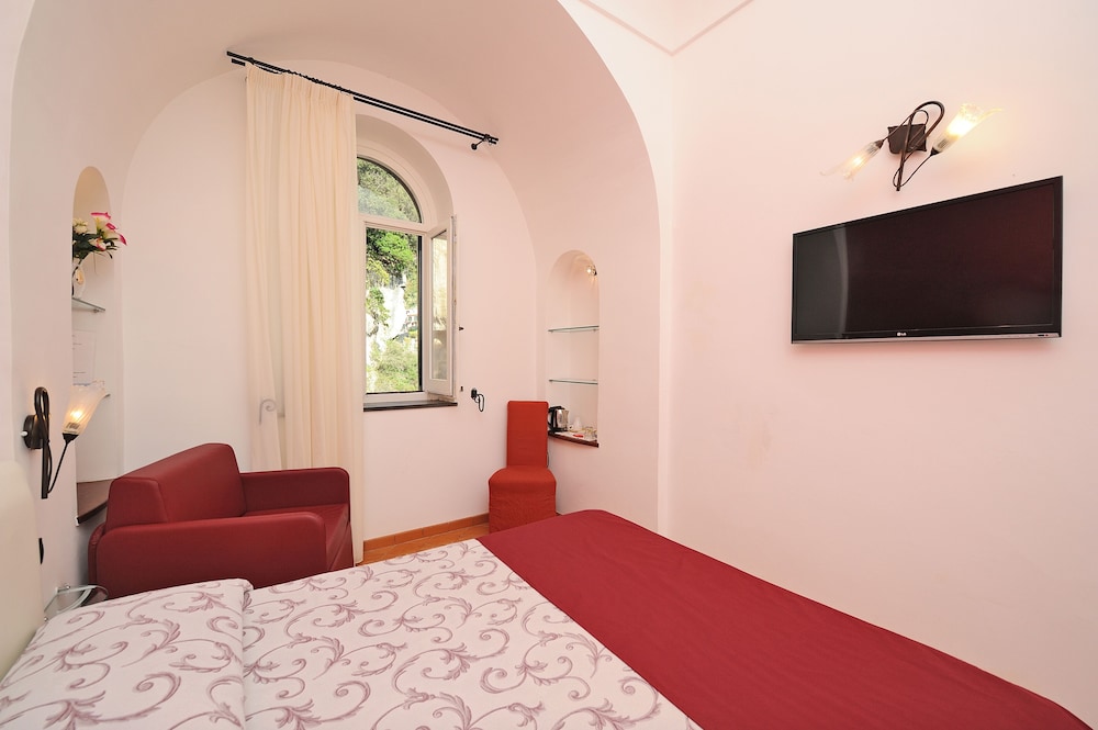 Deluxe Quadruple Room, Sea View, Tower thumbnail 6
