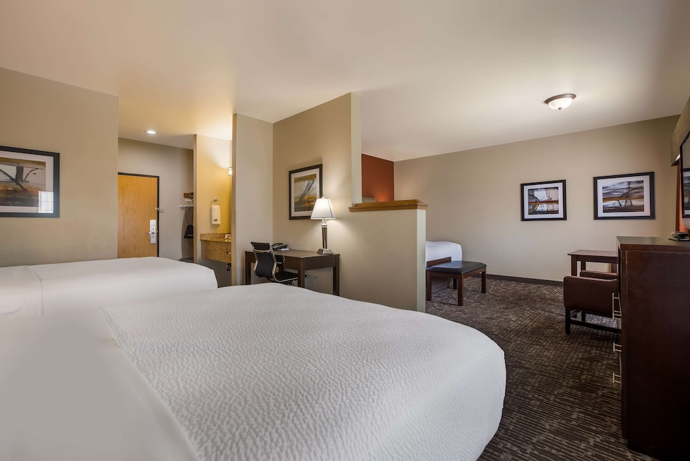 Suite, Multiple Beds, Non Smoking, Refrigerator & Microwave photo 2