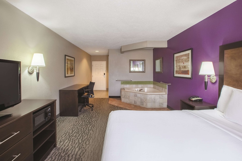 Deluxe Suite, 1 King Bed, Non Smoking - Photo 2