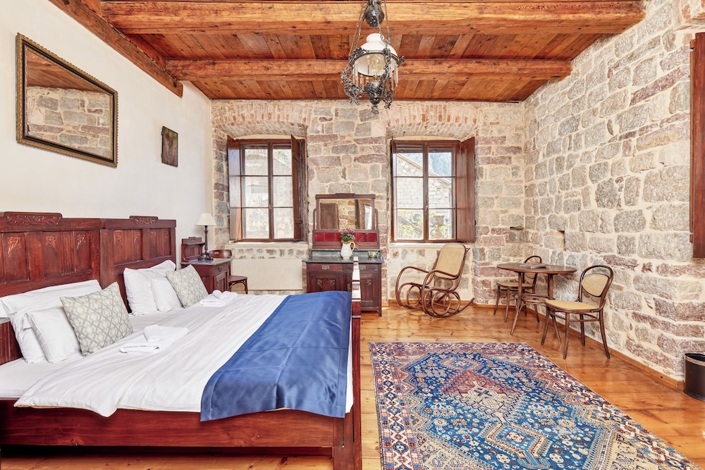 Signature Room, 1 King Bed, Shared Bathroom, City View photo 1