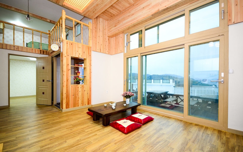 Sun 101 (5 Guests Rates, Extra Person Charge on spot - 1-13yr 10,000KRW, 14yr above 20,000KRW pp) photo 3
