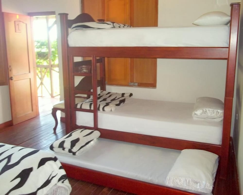 Quintuple Room, 1 double bed and 1 triple bunk bed photo 2