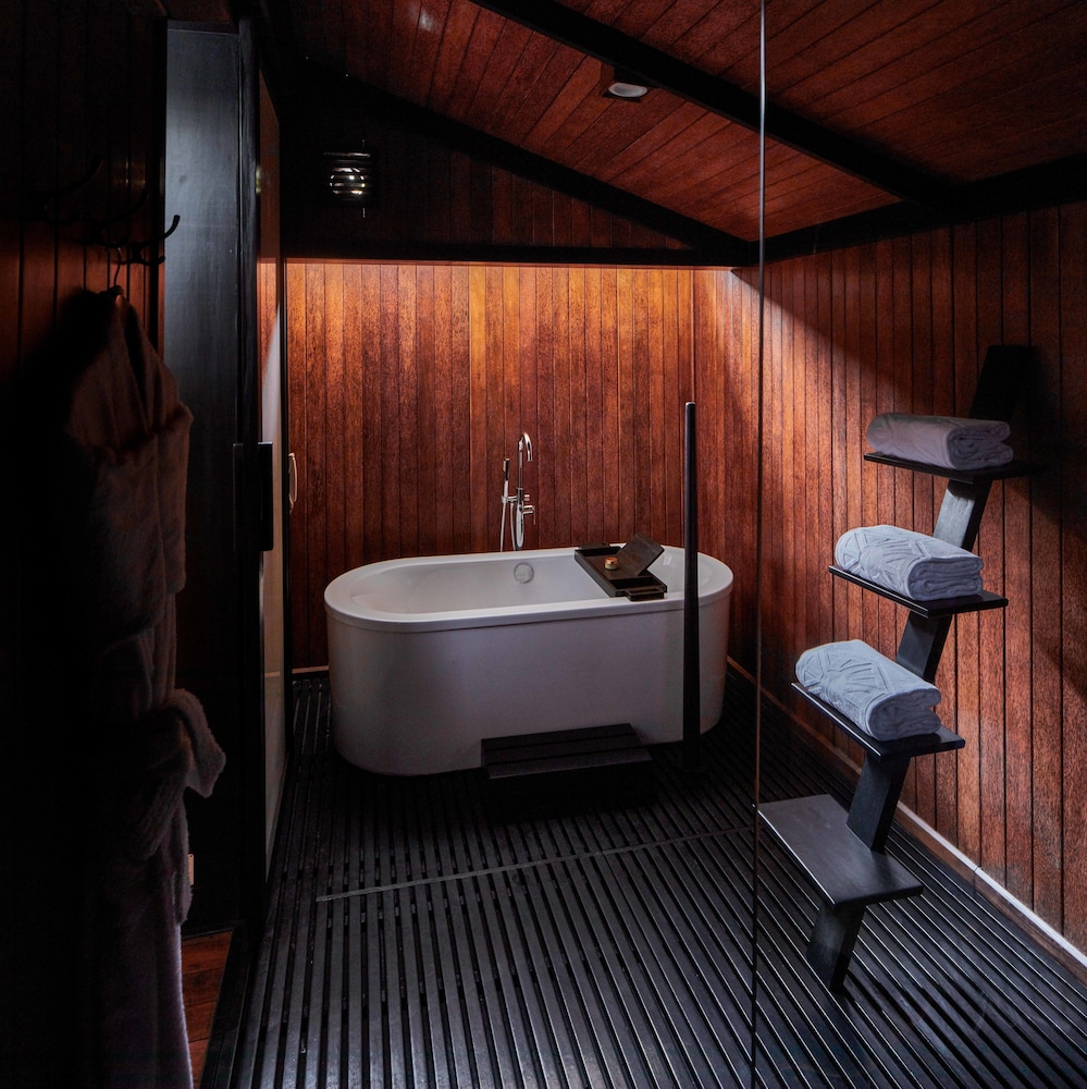 Deluxe Villa King Bed photo 2