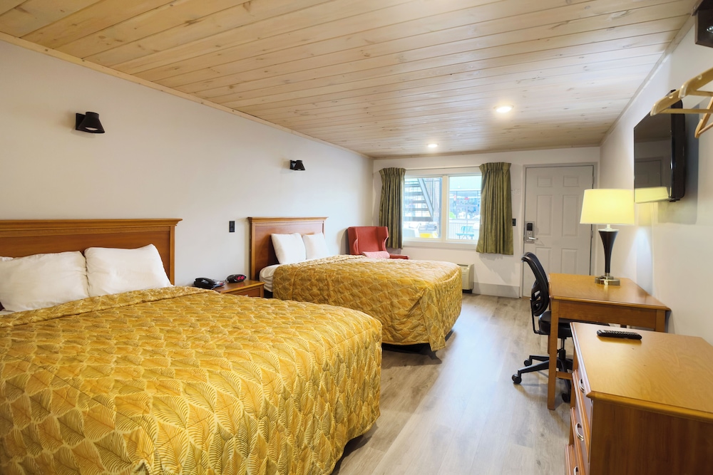 Room, 2 Queen Beds, River View - Photo 2