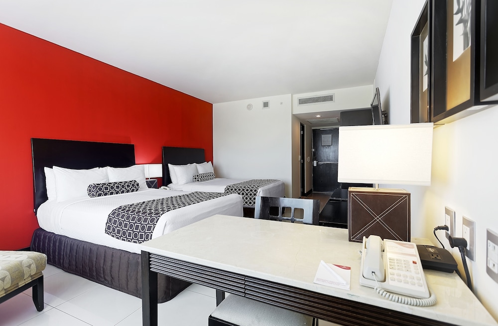 Junior Suite, 2 Queen Beds (Crowne) - Photo 3