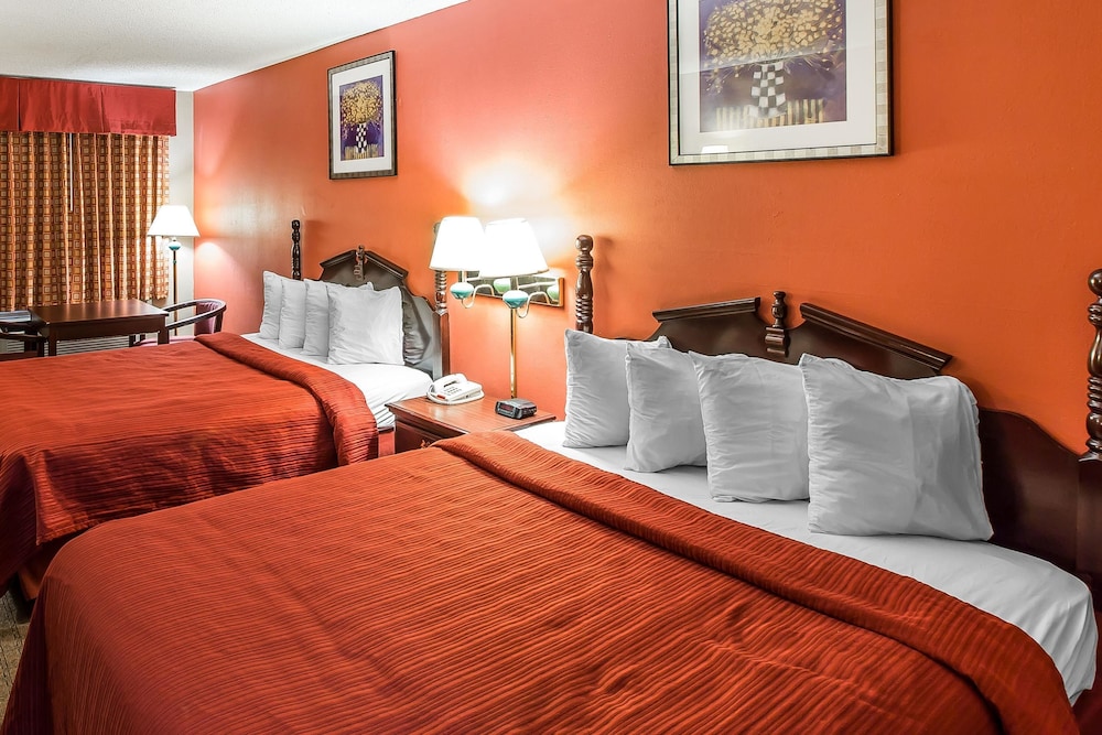 Standard Room, 2 Queen Beds, Non Smoking - Photo 2