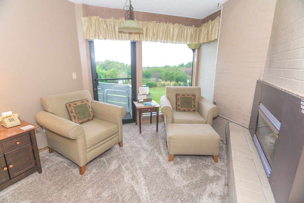 Standard Studio, 1 King Bed, Kitchenette, Pool View (Studio Unit- Room 202-No Pets) - Photo 8