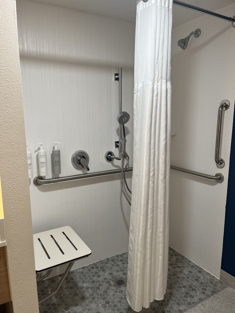Room, 1 Queen Bed, Accessible (Mobility & Hearing) - Photo 4