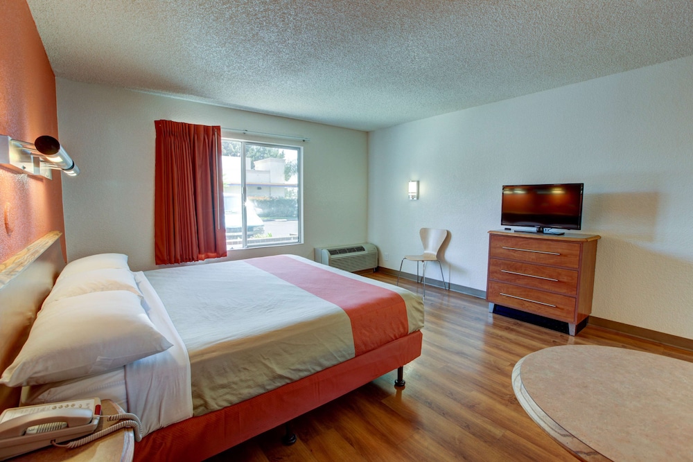 Premium Room, 1 King Bed, Non Smoking, Refrigerator - Photo 1