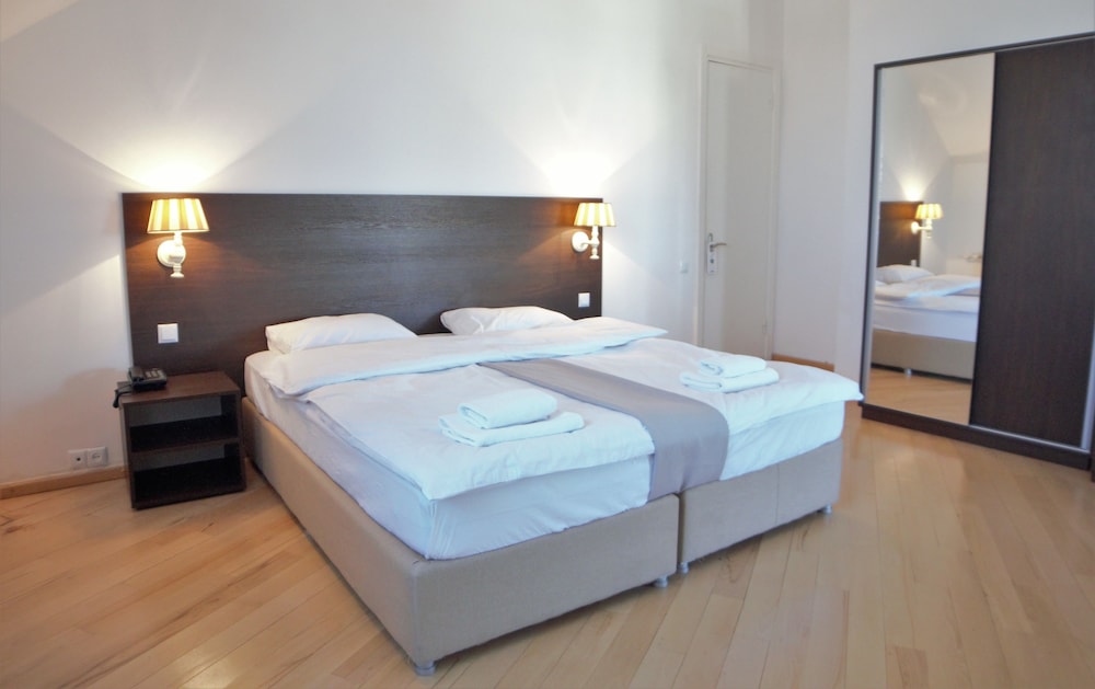 Family Room, 2 Bedrooms, City View photo 3