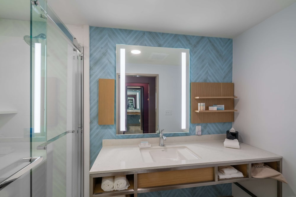Room, 2 Queen Beds, Accessible (Roll-In Shower) - Photo 4