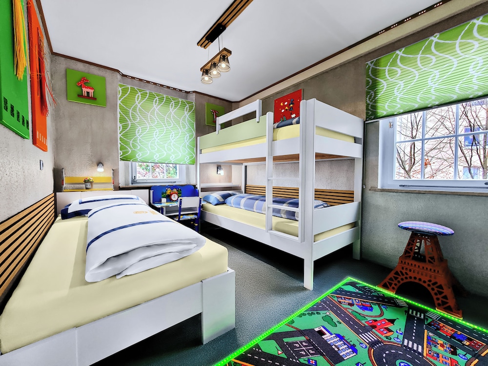 Family Room, 3 Bedrooms photo 2