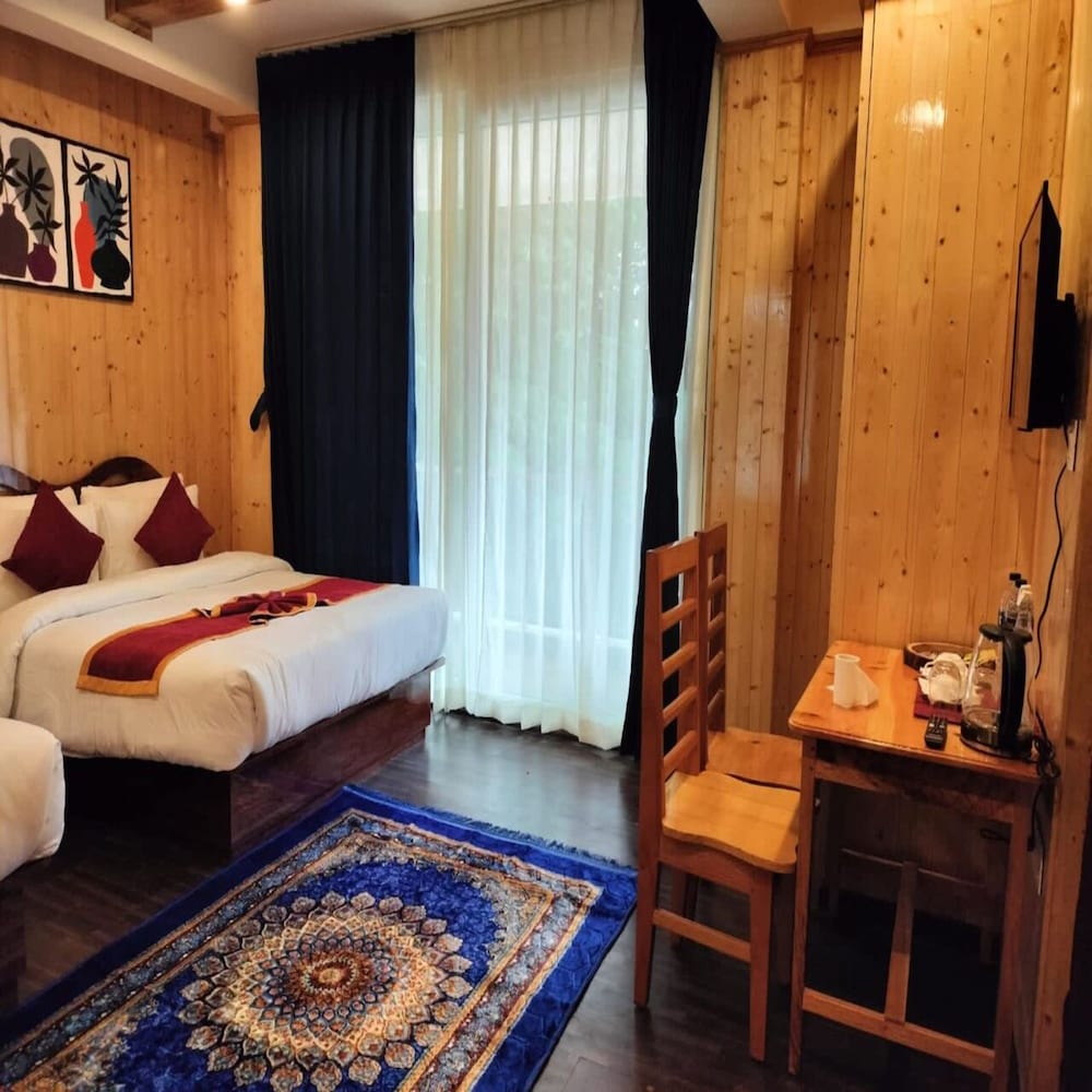 Deluxe Family Room with Forest View - Photo 2