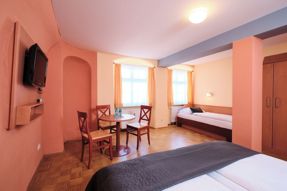 Standard Room, Multiple Beds, Private Bathroom photo 3