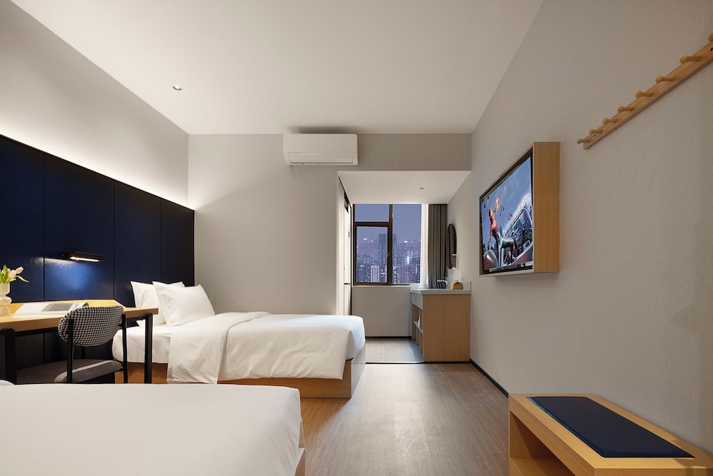 Family Room, City View photo 2