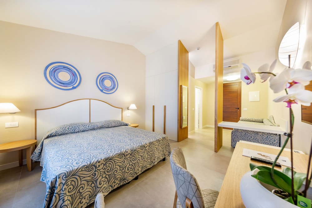Deluxe Room, Sea View - Photo 3