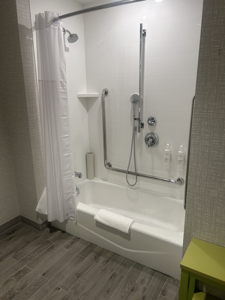 Room, 2 Queen Beds, Accessible, Non Smoking (Hearing Accessible) - Photo 9