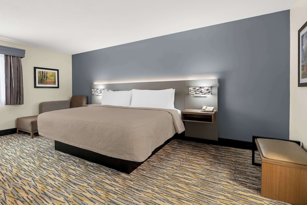 Suite, 1 King Bed, Non Smoking, Jetted Tub (with Sofabed) photo 2