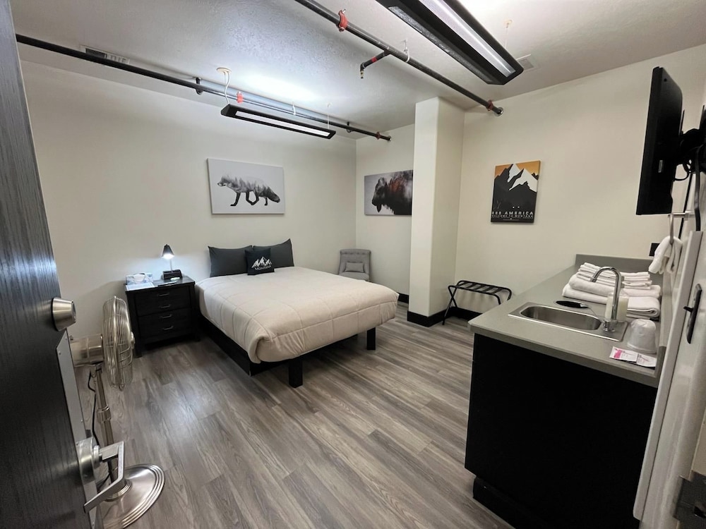 Deluxe Room, 1 Queen Bed, Non Smoking, Shared Bathroom photo 1