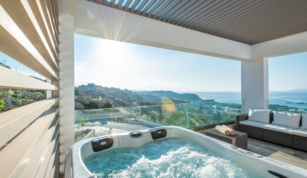 Senior Suite, Jetted Tub, Sea View photo 3