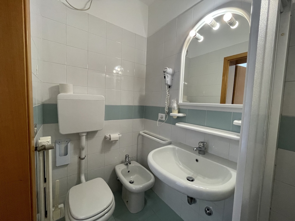 Double or Twin Room, Partial Lake View photo 3