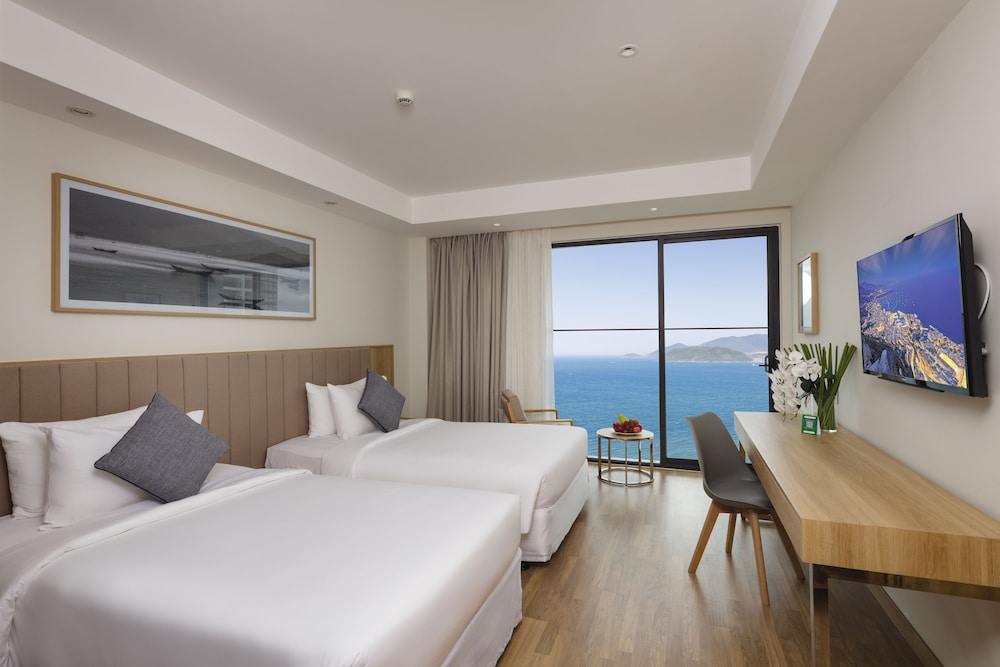 Premium Twin Ocean View With Balcony photo 1