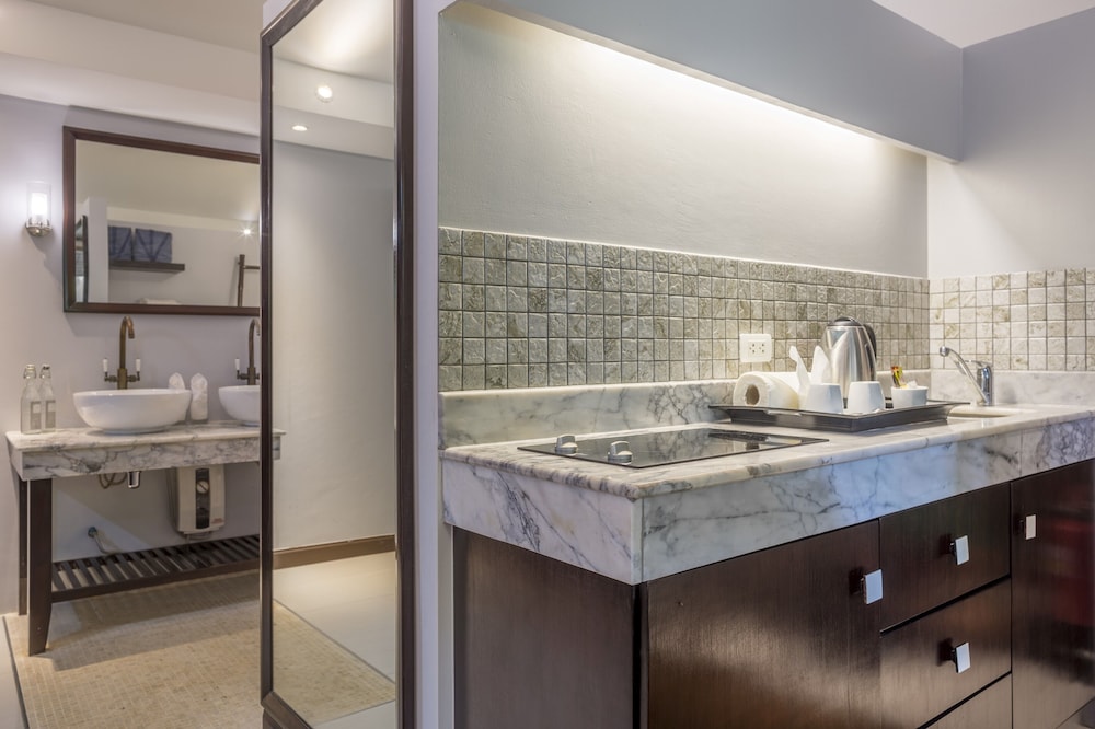 Suite (Outdoor Jacuzzi) - Photo 7