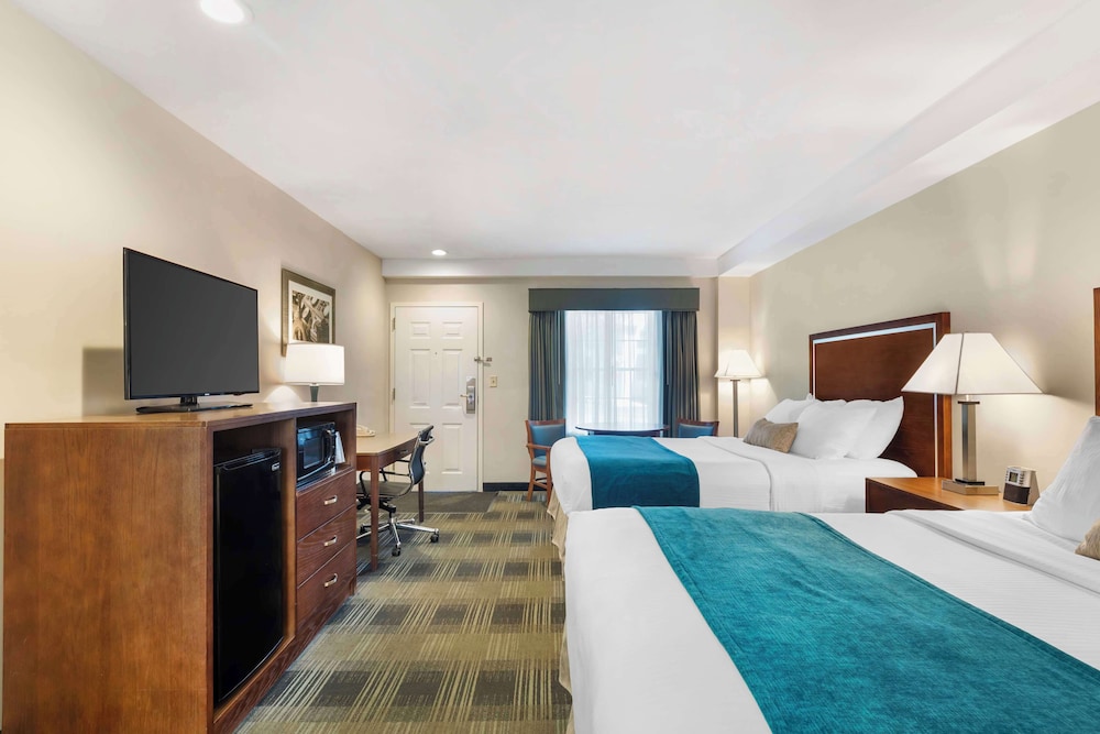 Standard Room, 2 Queen Beds, Refrigerator & Microwave, Pool View - Photo 2