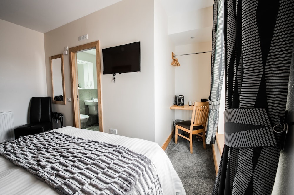 Standard Double Room, 1 King Bed, Partial Sea View photo 2
