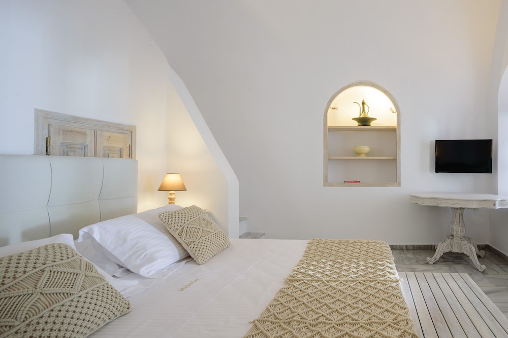 Master Suite with Sea View & Volcano View