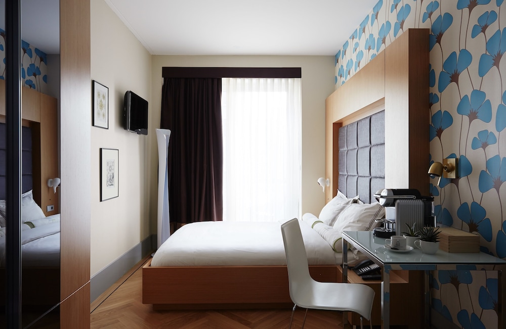 Deluxe Room, 1 Queen Bed photo 3