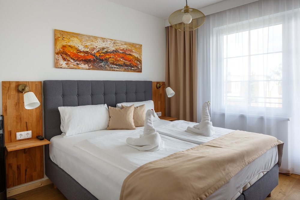 Basic Double Room, 1 King Bed, Non Smoking, Partial Lake View photo 2