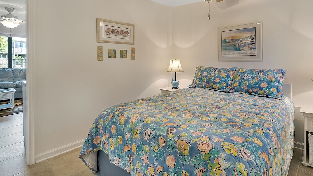 Studio Suite, 1 Queen Bed with Sofa bed, Patio, Garden View (Hidden Beach 117) photo 1