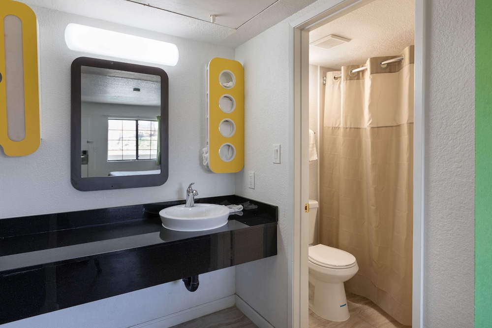 Deluxe Suite, 2 Queen Beds, Non Smoking, Kitchenette - Photo 5