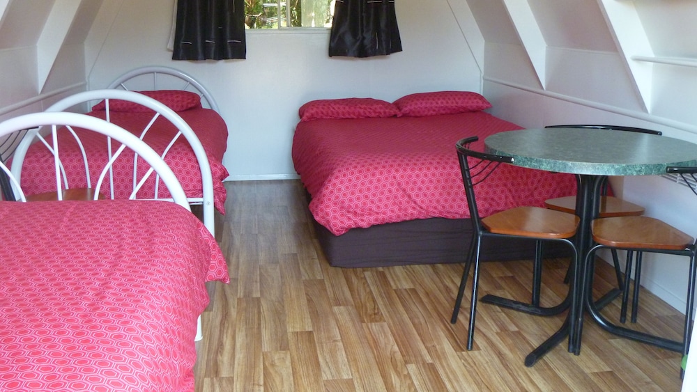 Standard Chalet, 1 Bedroom (Standard Chalets Sleeps4) photo 2