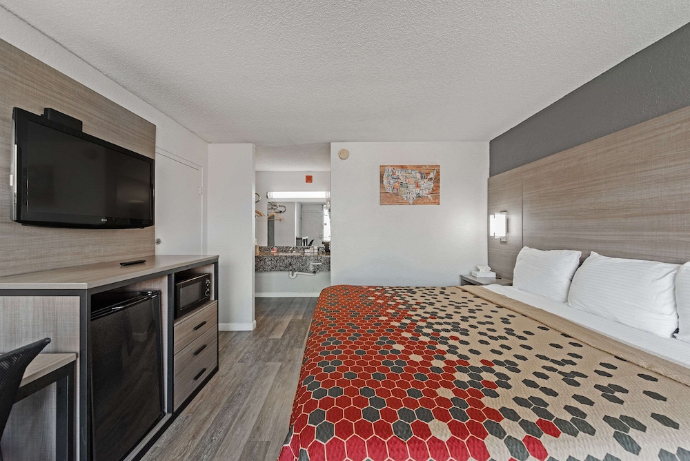 Standard Room, 1 Queen Bed, Smoking - Photo 2