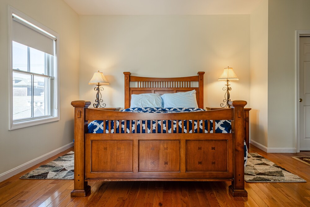 Room 5: Queen bed, twin day bed, private bath photo 1
