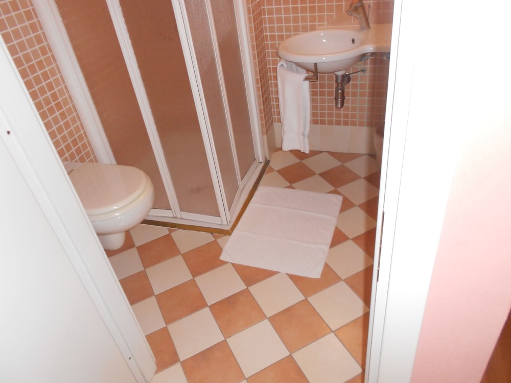 Double Room - Photo 18