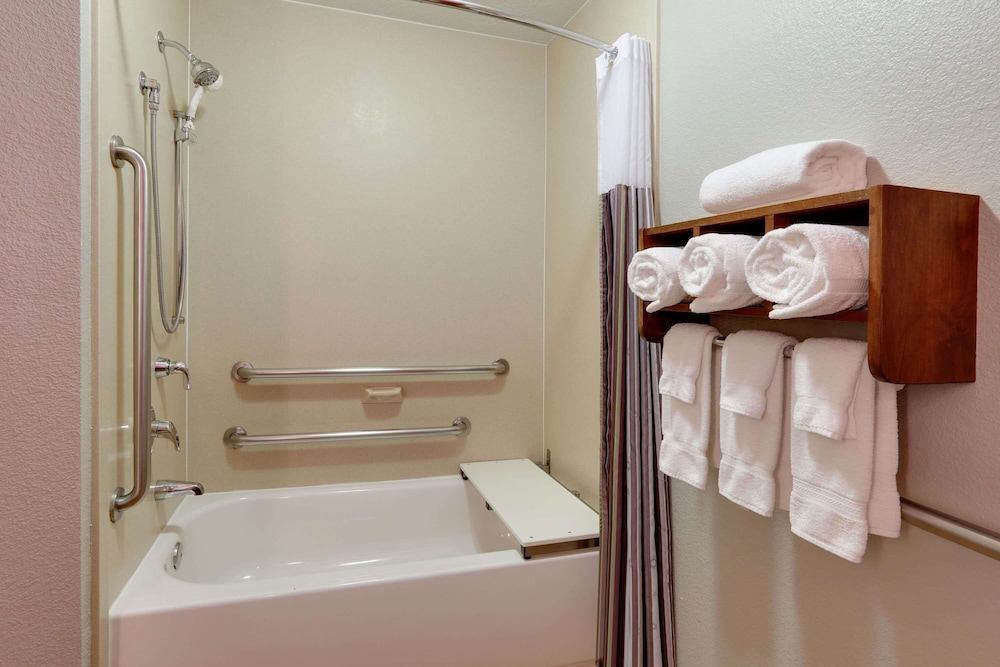 Family Suite, 1 King Bed, Accessible, Non Smoking (Deluxe, Mobility/Hearing, Grab bars) - Photo 6