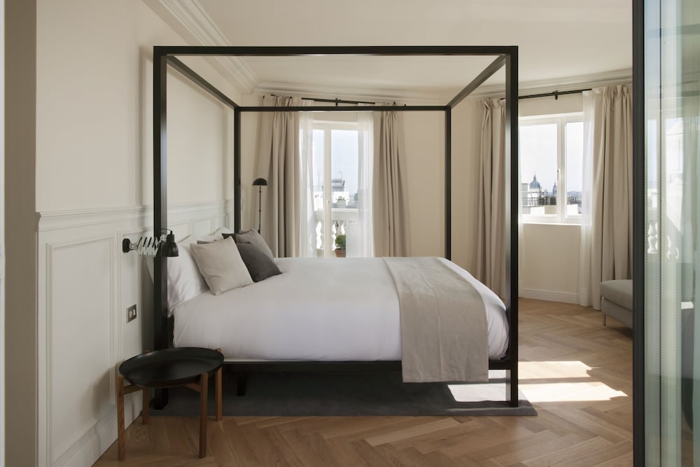 Luxury Suite, City View (High floor)