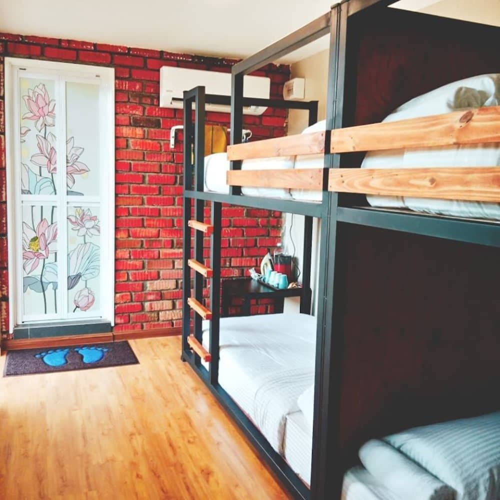 Quadruple Room - Photo 11