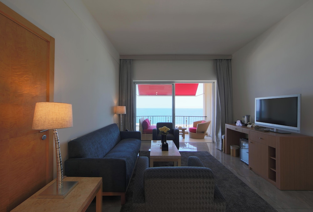 Premium Suite, 1 King Bed - Photo 3