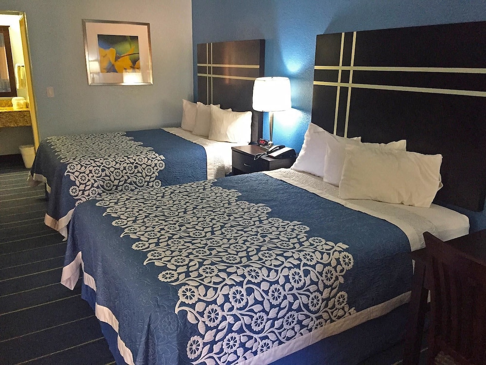 Room, 2 Queen Beds, Smoking - Photo 5